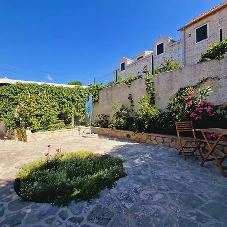 Stress Free Garden House بول